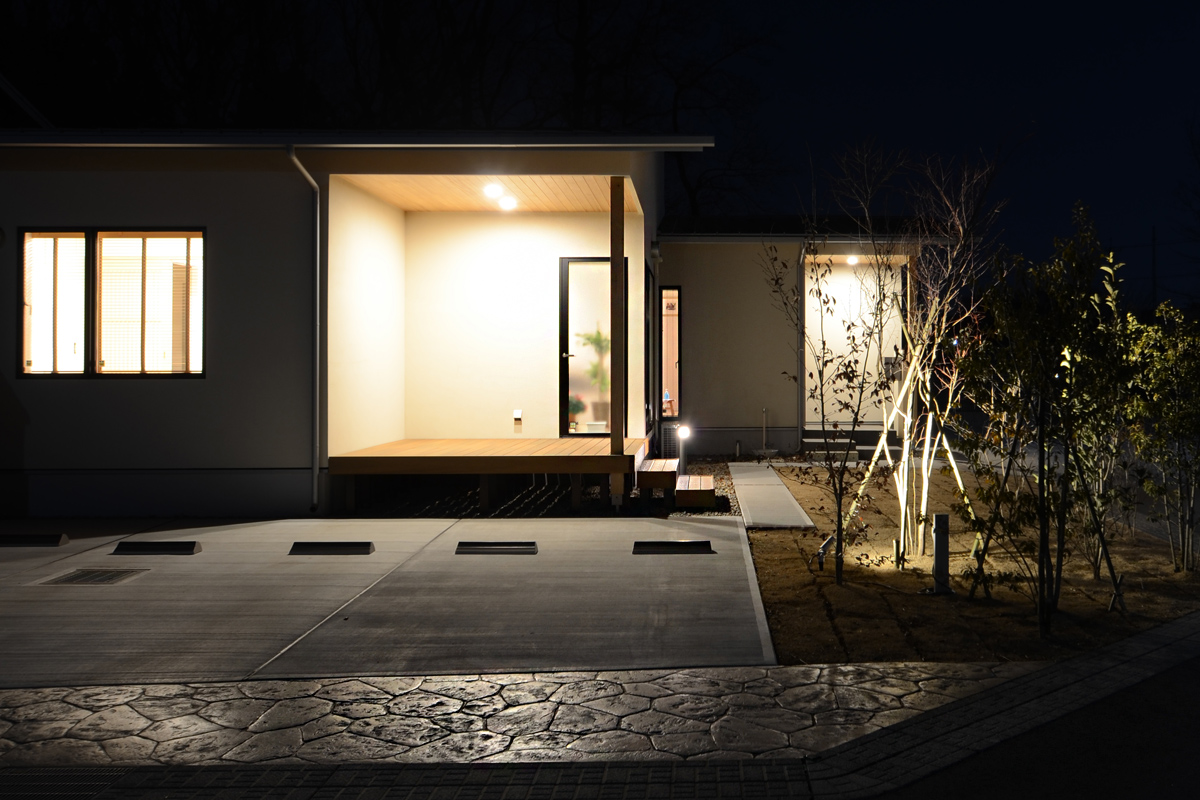 建道のこだわり：昼と夜で雰囲気が変わる表情豊かな平屋